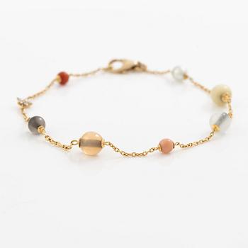 Ole Lynggaard, armband, "Shooting stars bracelet"18K guld med bland annat pärla, korall och stjärnmönster med briljantslipade diamanter.