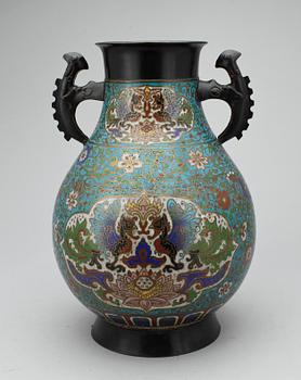 URNA, cloisonne, Japan samt VAS, porslin, Kina, 1900-tal.
