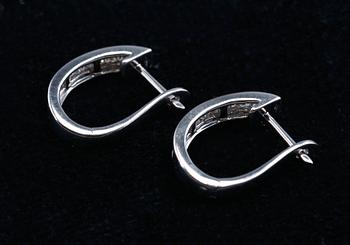 A PAIR OF EARRINGS, brilliant cut diamonds c. 0.40 ct. 18K white gold, weight 3,2 g.