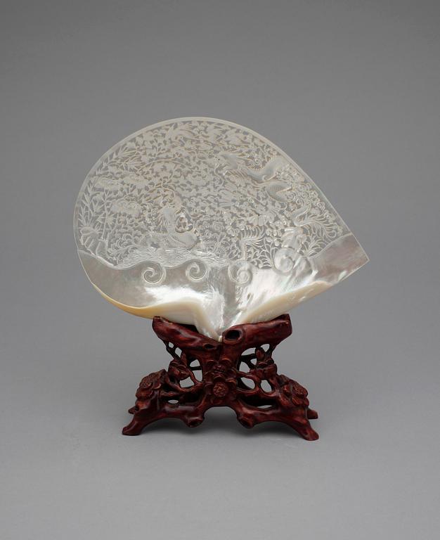 SNÄCKA/SKULPTUR, pärlemor, Kina, 1900-tal.