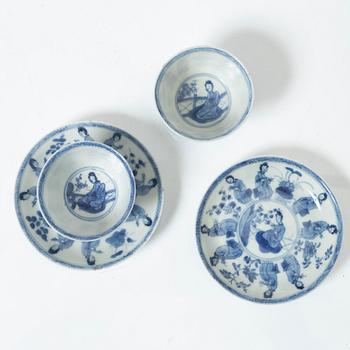 Koppar med fat, 2 stycken samt koppar, 2 stycken. porslin Kina 1700/1800-tal.