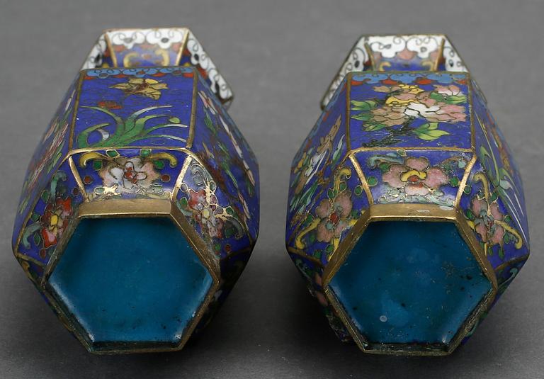 VASER, ett par, Cloisonné, Kina, omkring år 1900.