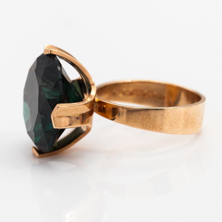 Elis Kauppi, A 14K ogld ring with a synthetic green spinel. Kupittaan kulta, Turku 1972.