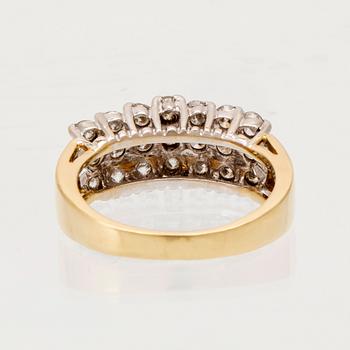 Ring 18K vitt och rött guld med runda briljantslipade diamanter.