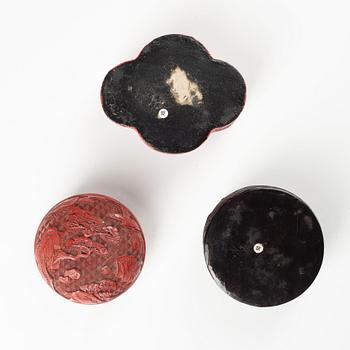 Ask med lock, tre stycken, lack. Sen Qingdynasti.