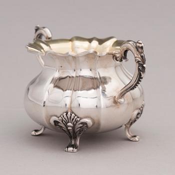 A silver sugar bowl and four pieces of serving cutlery, Wyborg 1885, Turku 1937 and Hämeenlinna 1963.