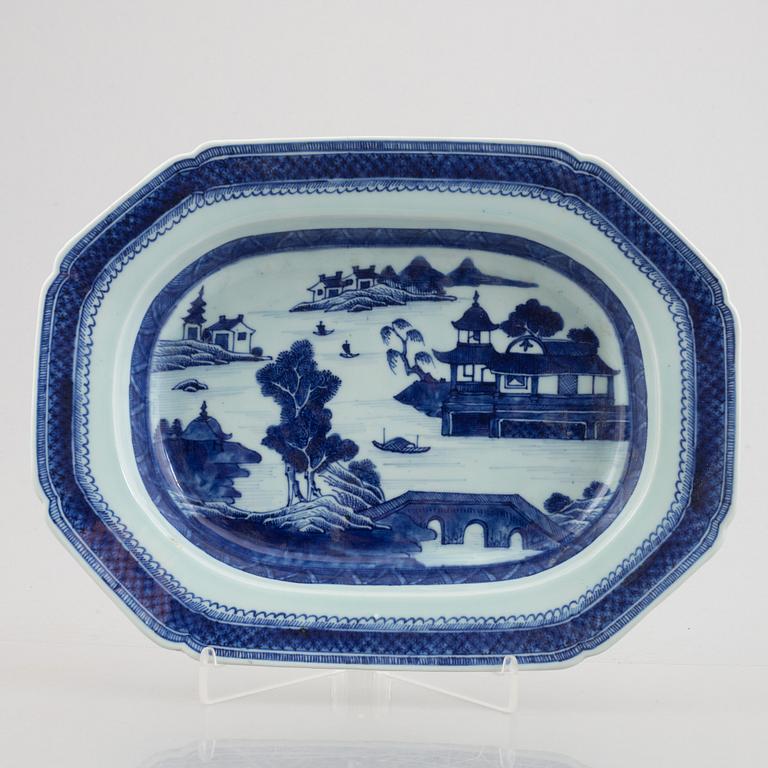 A Chinese blue and white tureen stand, Qing dynasty, 19th century.