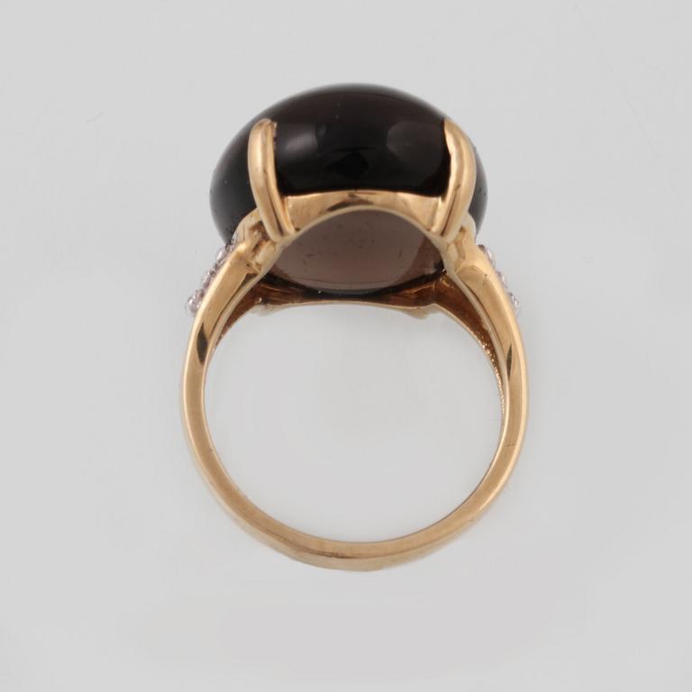 RING, 10K guld med cabochonslipad rökkvarts samt 4 åttkantsliapde diamanter. Vikt 7,2 gram.
