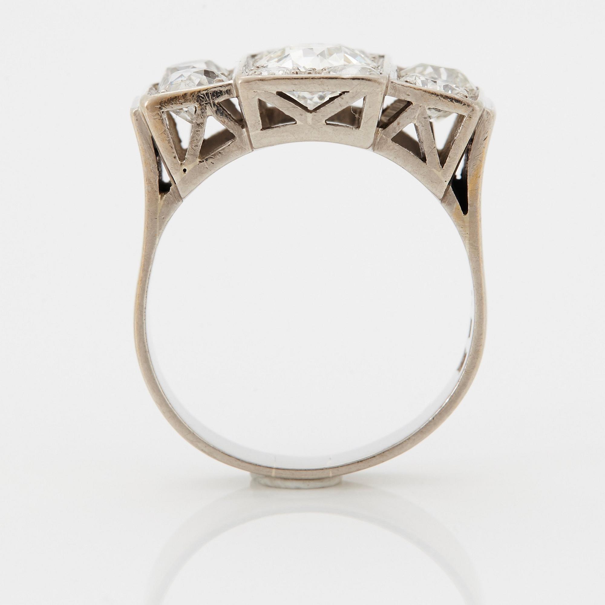 Ring 18K vitguld med gammalslipade diamanter.