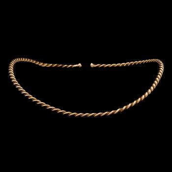 HALSRING, forntida stil, Guldsmedjan Odd Magnusson, Visby. Vikt ca 85 gram .
