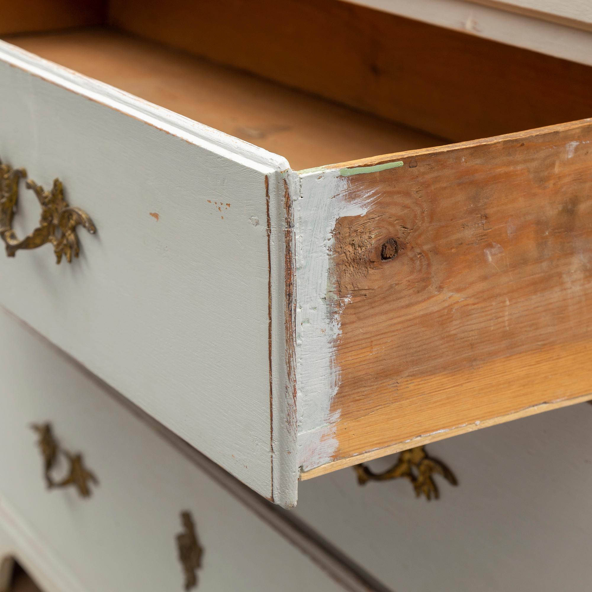 CHEST OF DRAWERS, first half of the 19th century.