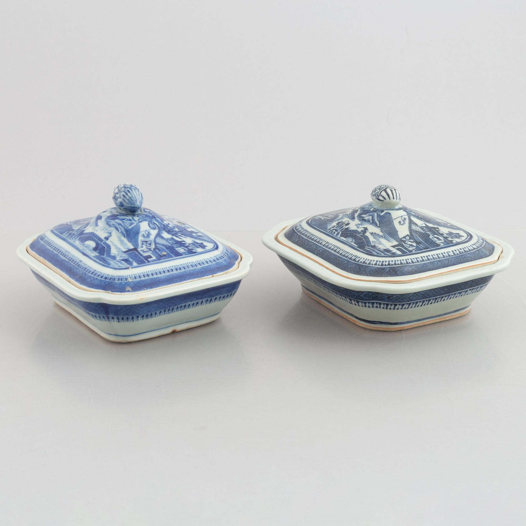 Karrotter, ett par samt stekfat, två snarlika, porslin, Kina, Qingdynastin, 1700- och 1800-tal.