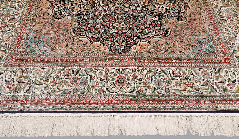 Matta, Figural Silke Orientalisk, Silkesvarp, ca 306 x 240 cm.