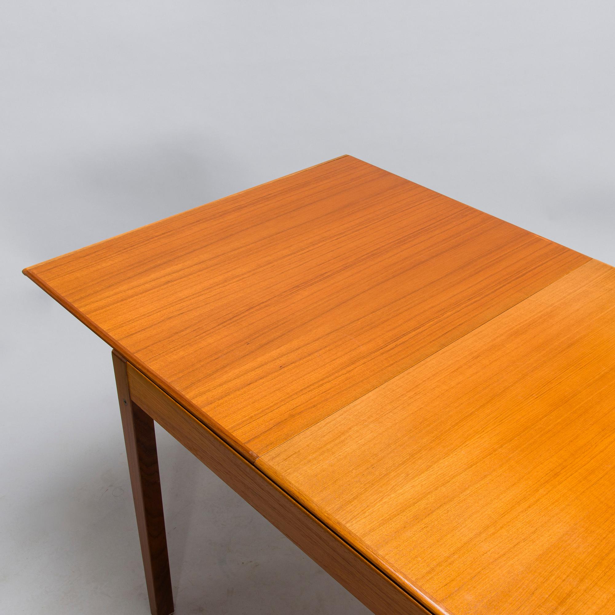 Pertti Salmi, a 1970s 'Samuel' dining table and eight 'Simeon' chairs for Vaara Tuotanto, Kaluste-Yhtymä, Finland.
