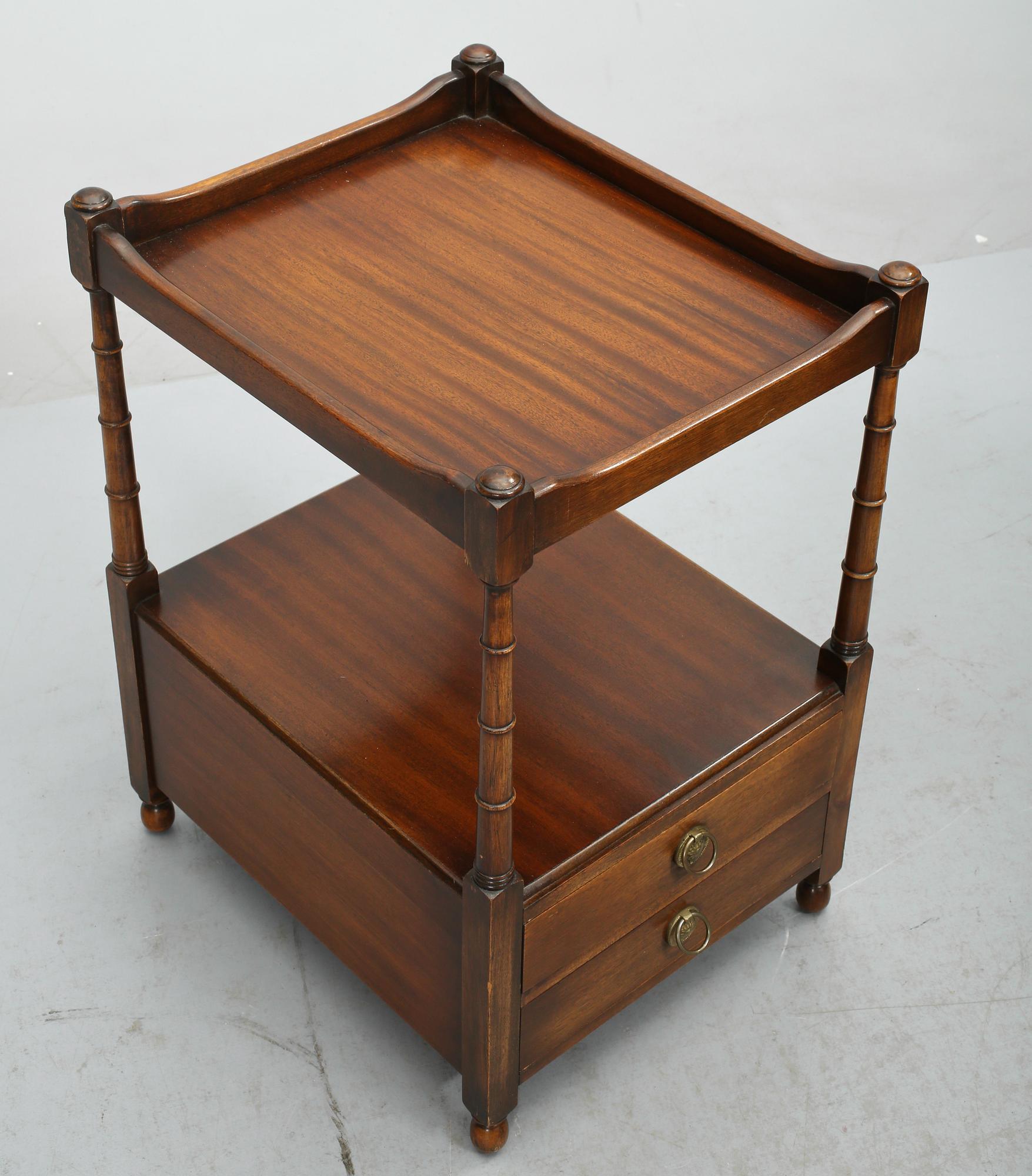 SÄNGBORD, ett par, engelsk stil, 1900-talets andra hälft.