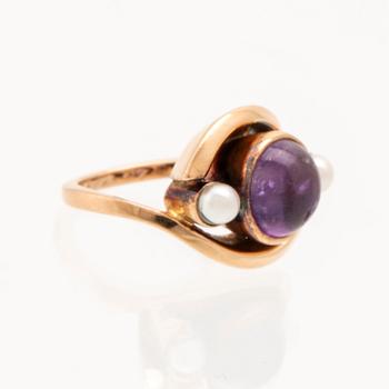 Elon Arenhill, ring in 18K gold with a cabochon-cut amethyst and cultured pearls.