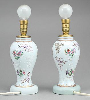 BORDSLAMPOR, ett par, porslin, Samson, Frankrike, 1800-talets andra hälft.