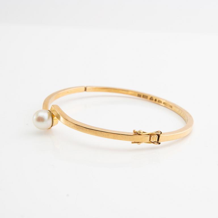Bracelet and ring, 18k gold with pearls and brilliant-cut diamonds.