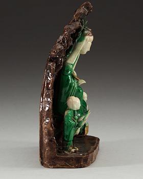 GUANYIN med ADORANTER, porslin. Qing dynastin, Kangxi (1662-1722).