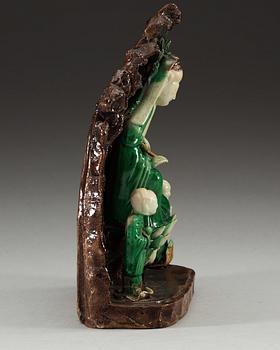 A famille verte glazed  figure of Guanyin with two attendants, Qing dynasty, Kangxi (1662-1722).