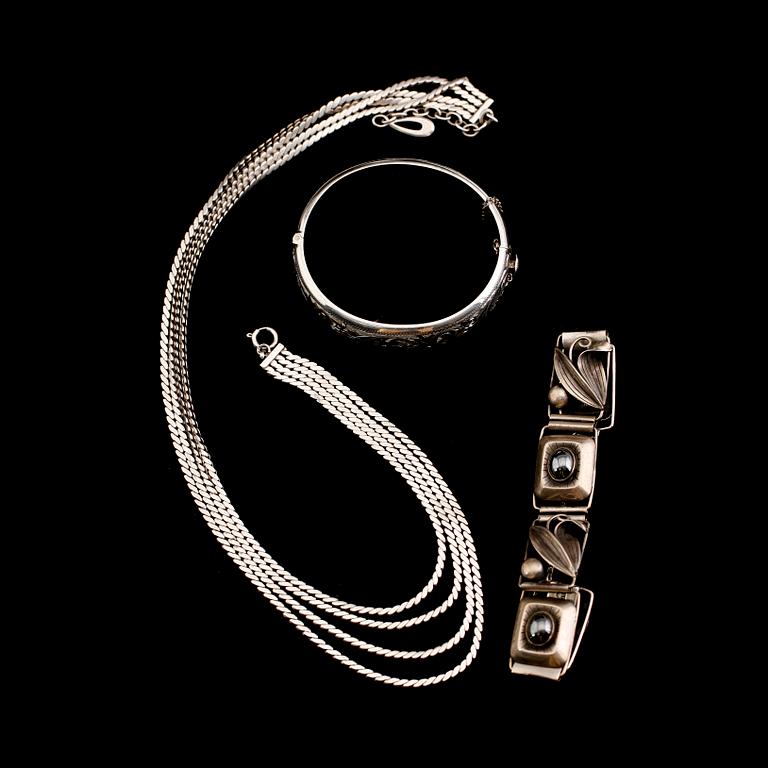 ARMBAND, 2 st samt COLLIER, silver, 1900-tal. Vikt ca 99 gram.