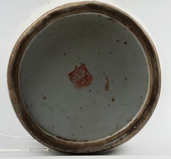 GOLVVAS, porslin, Kina, 1900-talets första hälft.