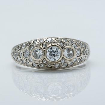 RING, 18K vitguld med gammalslipade diamanter, Malmö, 1942.