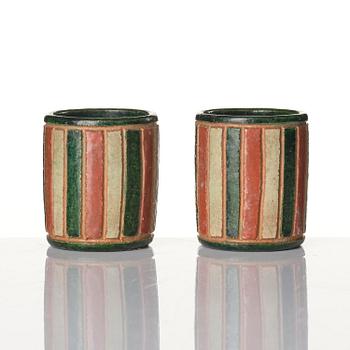 Koppar, två stycken, keramik samt kanna, porslin. Qing dynastin, 1800-tal.