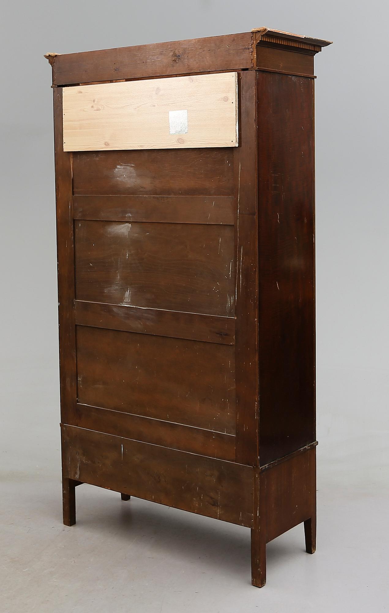 KLÄDSKÅP, England, 1900-talets första hälft.