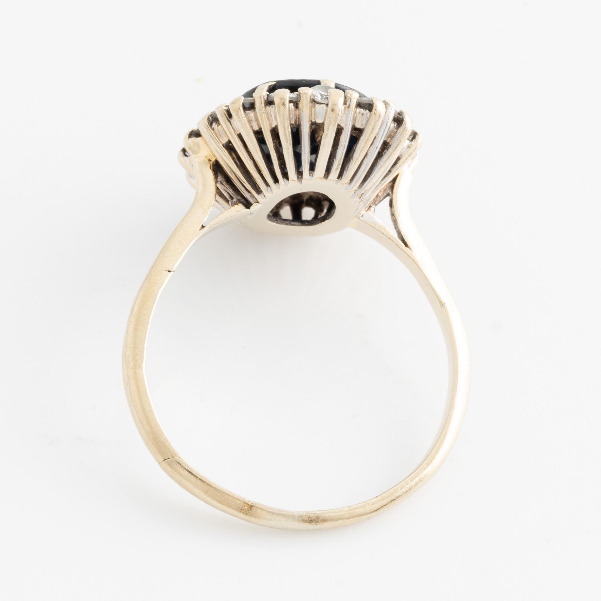 Ring, carmoséring med mörk safir och briljantslipade diamanter.