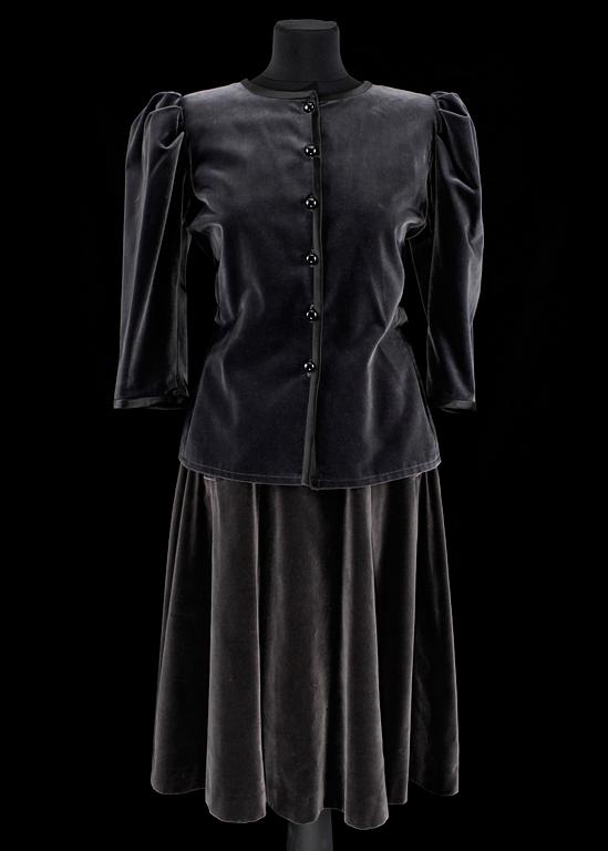 A grey two-piece costume consisting of jacket and skirt from the russian collection by Yves Saint Laurent.