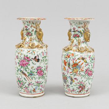 A pair of famille rose Canton vases, Qing dynasty, late 19th century.