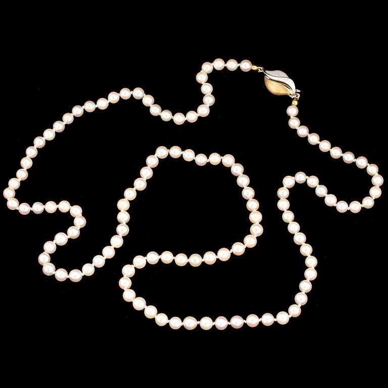 A necklace of cultured pearls with a clasp in 18K gold.