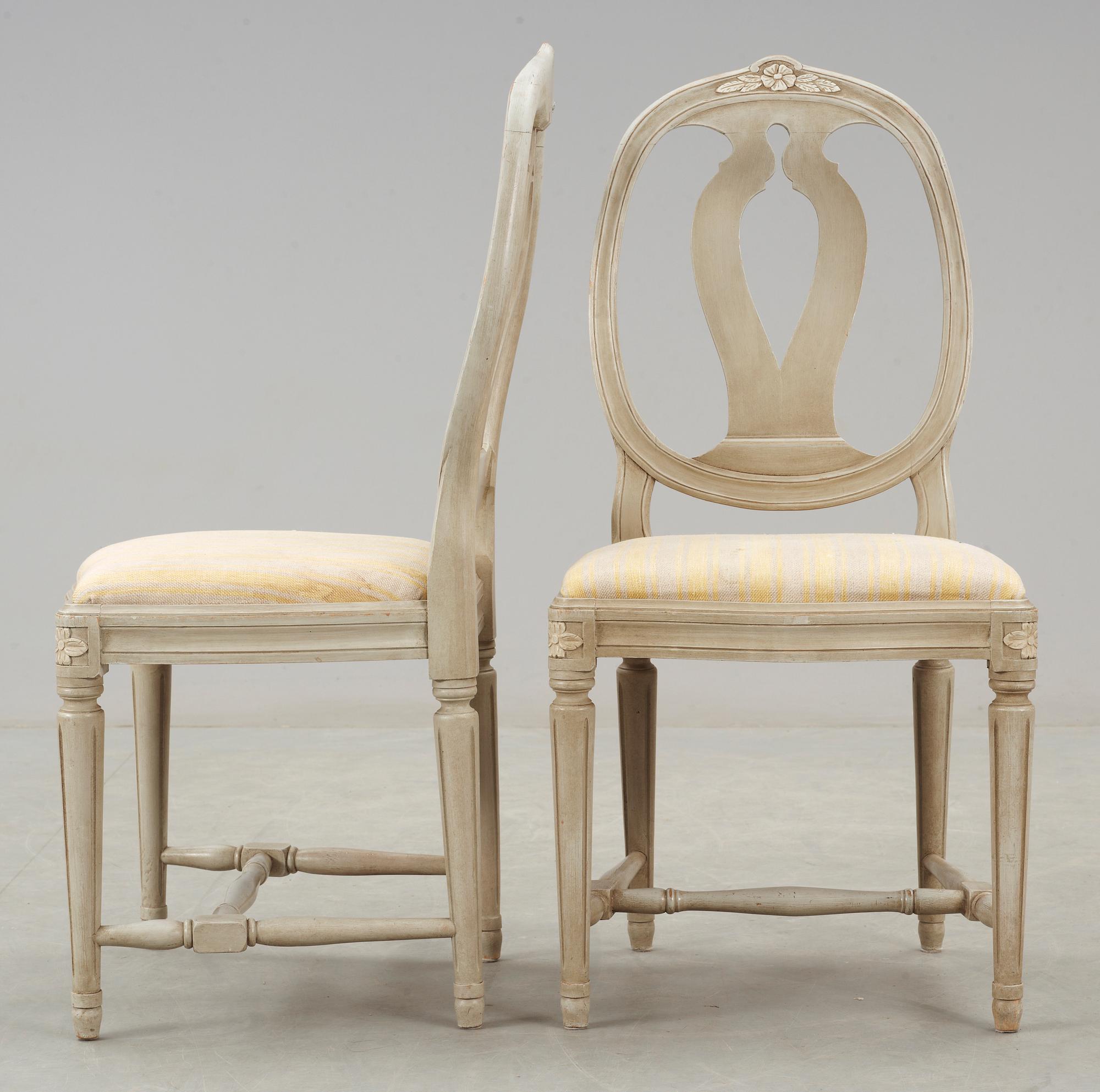 MATSALSGRUPP, fyra stolar samt bord. Gustaviansk stil 1900-tal.