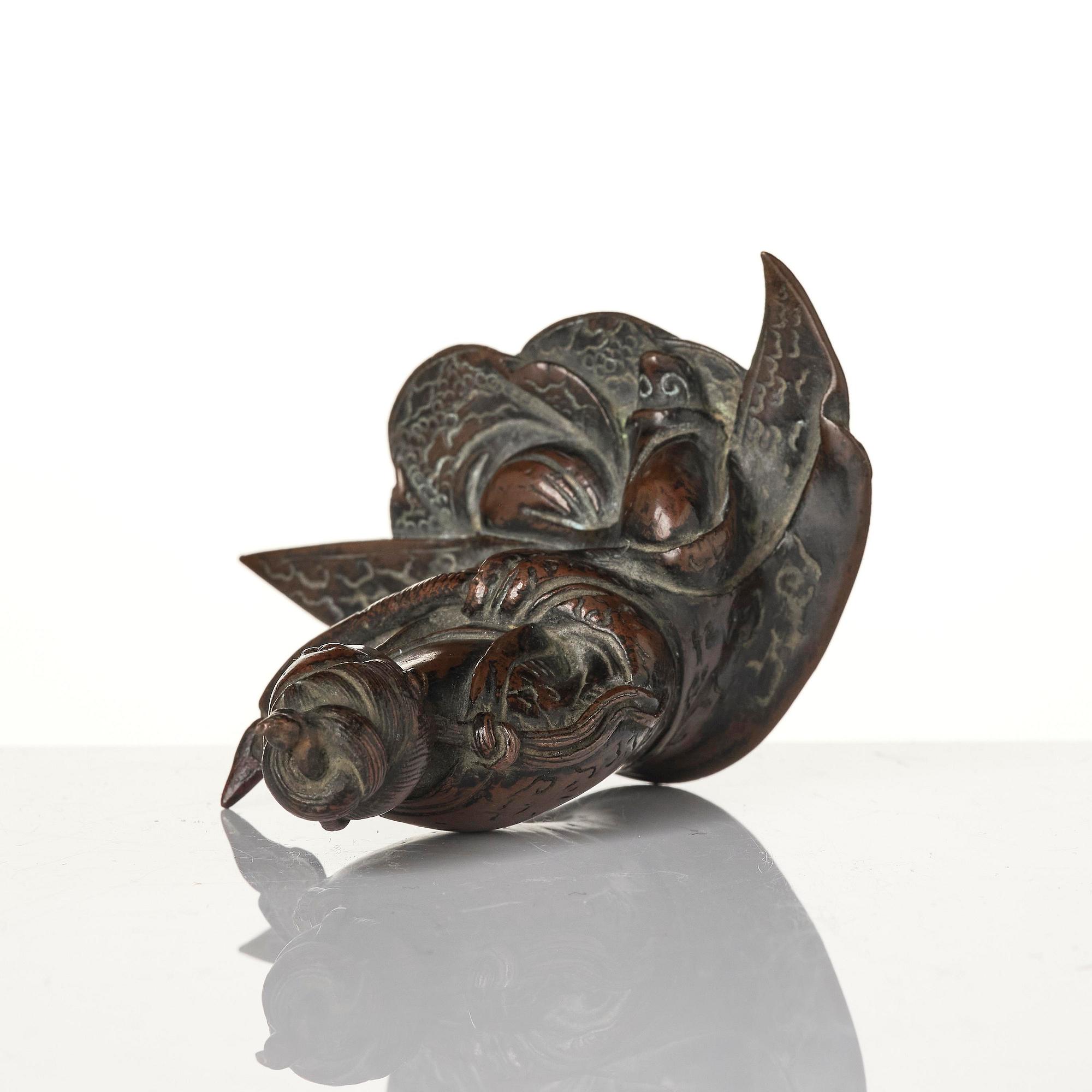 An elegant bronze sculpture of Guanyin, 17th/18th century.