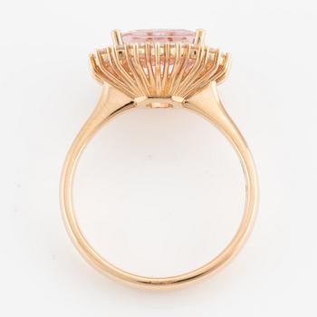 Ring in 18K gold with a faceted morganite and round brilliant-cut diamonds.