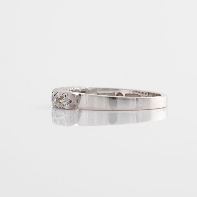 Ring allians med briljantslipade diamanter.