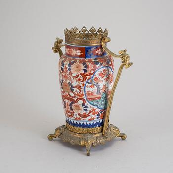 VAS, porslin med bronsbeslag, bland annat Kina, omkring sekelskiftet 1900.