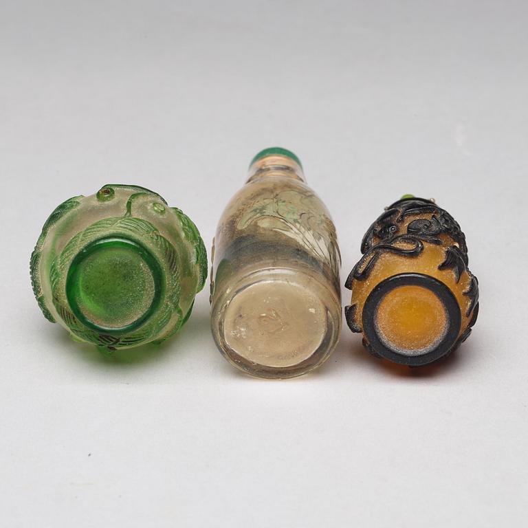 A group of six glass Chinese snuff bottles, Qing dynasty and 20th Century.