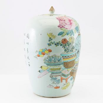 A Chinese jar with cover, early 20th century.