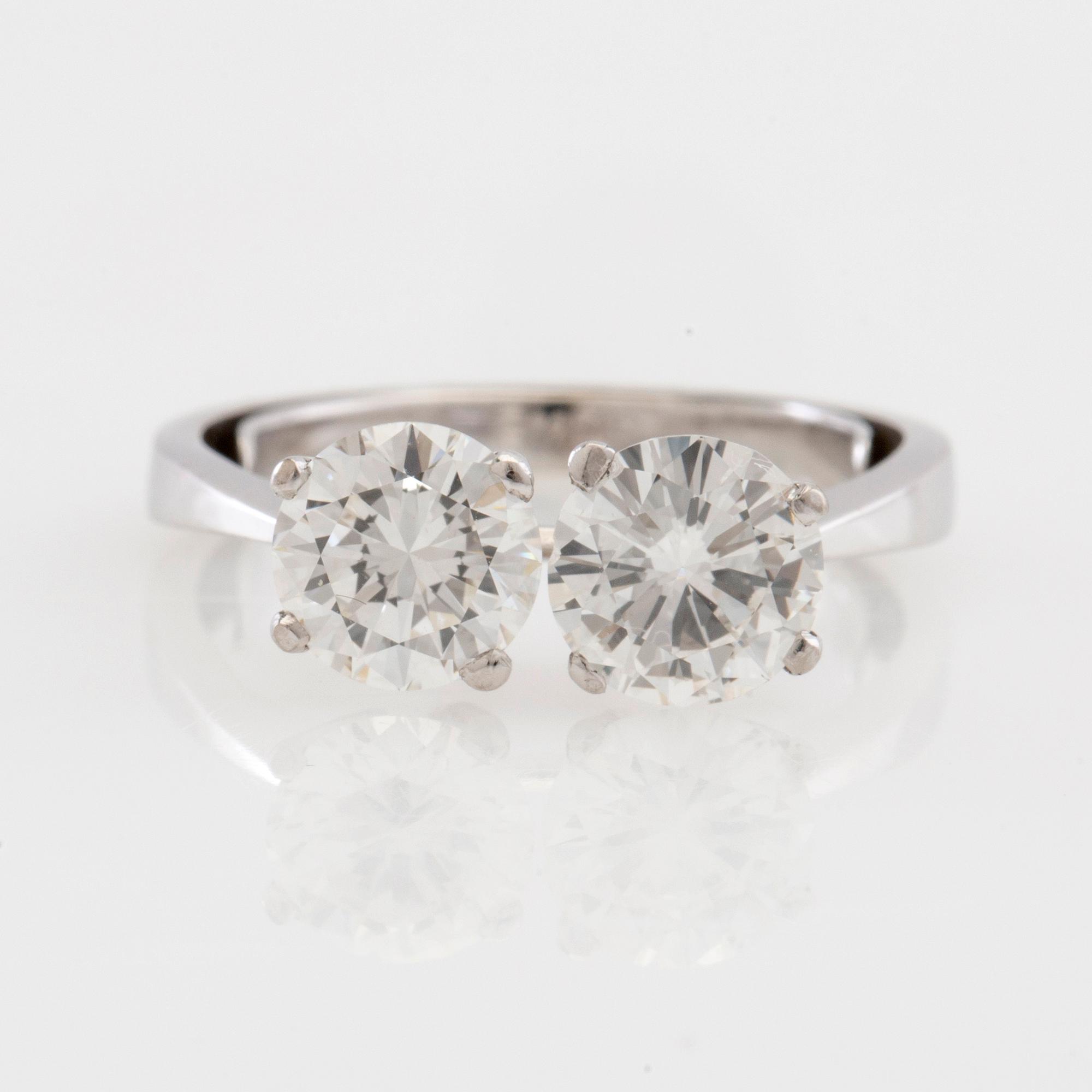 Ring 18K white gold with two diamonds acc. to certificate 2.08 ct IF/F-G.