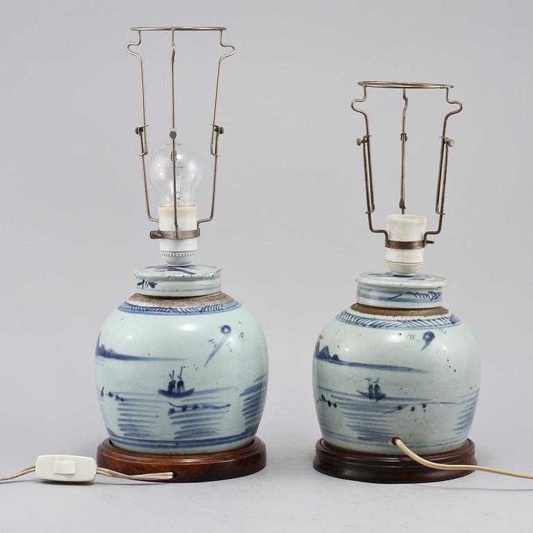 BORDSLAMPOR, 2 st snarlika, porslin, Kina, 1800-tal.