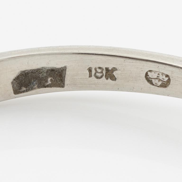 18K white gold ring with a brilliant-cut diamond.