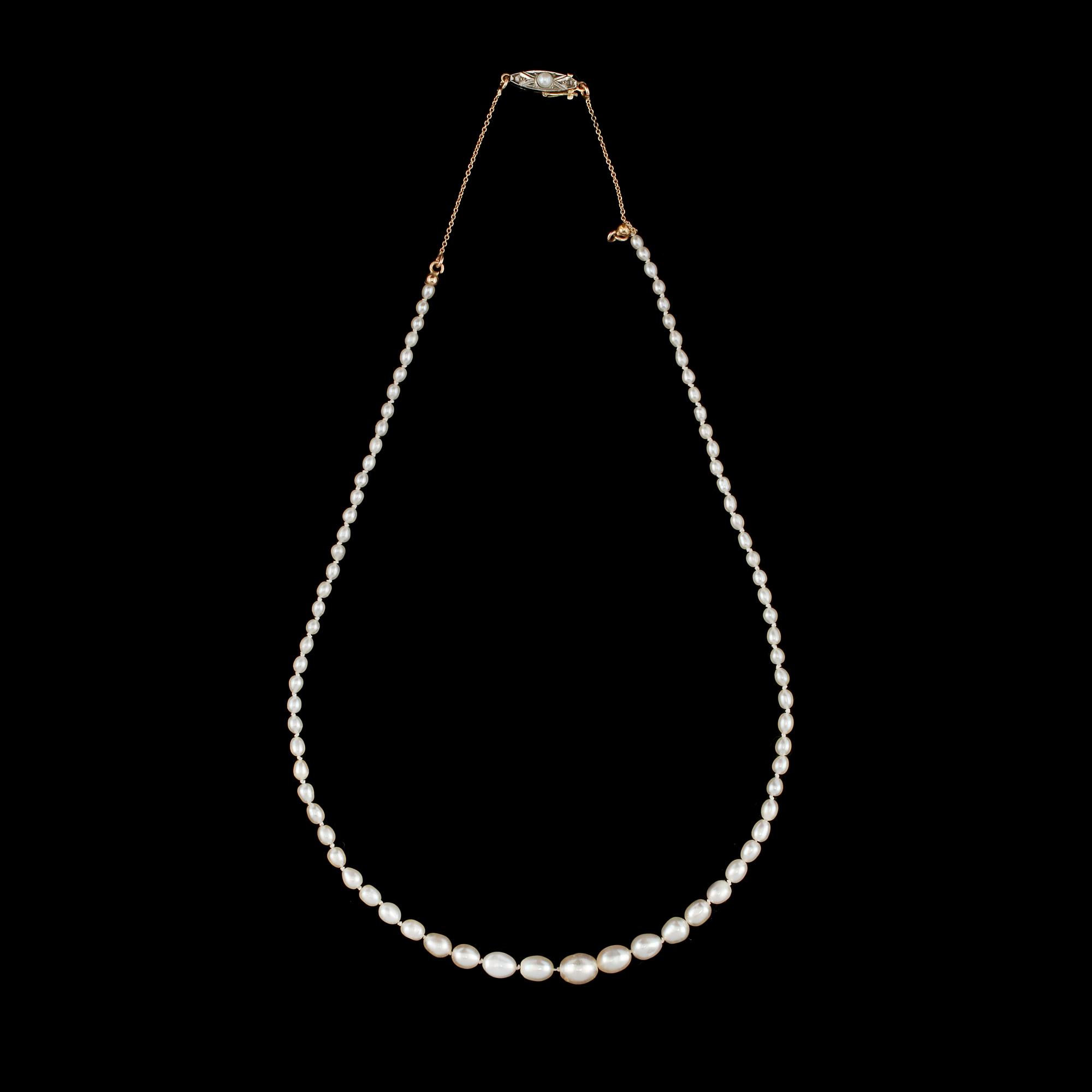 COLLIER med äkta samt odlade pärlor, lås i 18k guld.