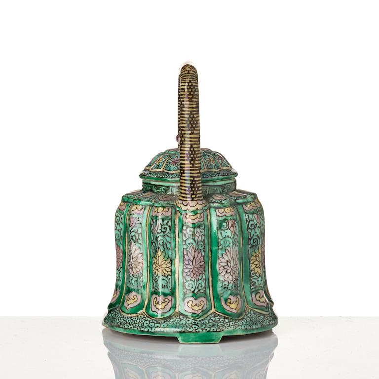 Kanna med lock, biskviporslin. Qingdynastin, Kangxi (1662-1722).