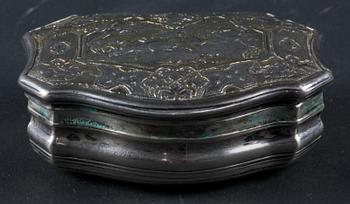 DOSA, silver, rokokostil, 1848 med otydliga stämplar.