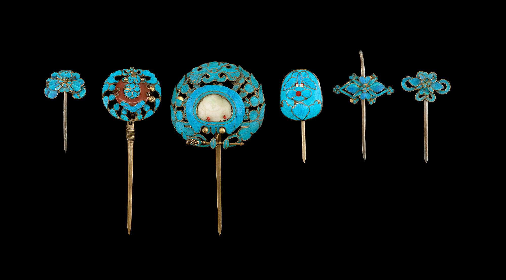 A set of six Kingfisher feather and partly gilt  hair ornaments with inlays of semi precious stones, Qing dynasty.