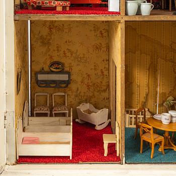 Dockskåp med dockskåpsmöbler samt tillbehör, bl a Berit Bergström, Nolbyn, Värmländskt Hantverk, 1940-/50-tal.