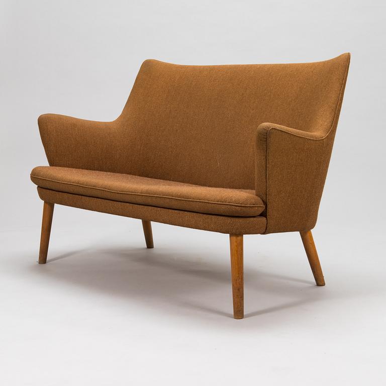 Hans J Wegner, a 1950's sofa for  för AP-Stolen Denmark.