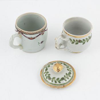 A matched set of 6 Chinese Export custard cups with covers and a cup, Qing dynasty, 18th Century.